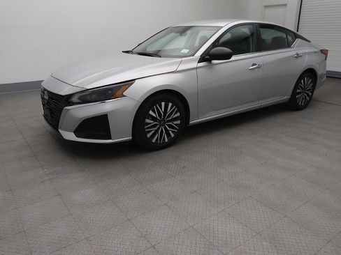 Used 2024 Nissan Altima 2.5 SV image 2