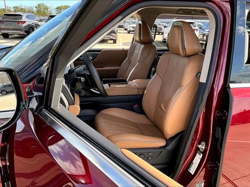 Used 2025 INFINITI QX80 Sensory image 8