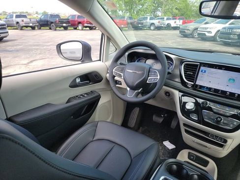 New 2023 Chrysler Pacifica Touring-L image 33