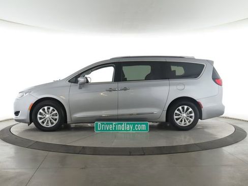 Used 2019 Chrysler Pacifica Touring-L FWD image 9