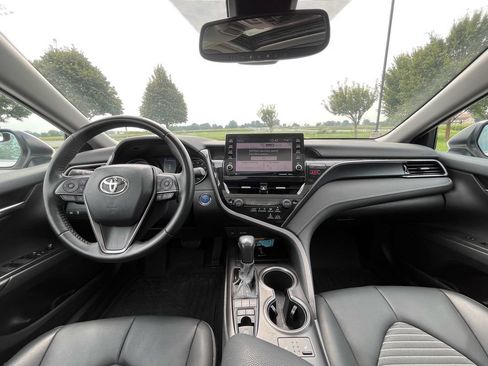 Used 2021 Toyota Camry SE w/ Cold Weather Package FWD image 15