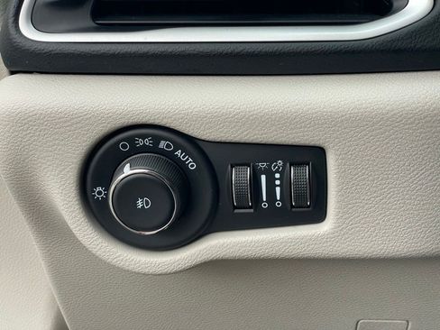 Used 2023 Chrysler Pacifica Touring-L image 18