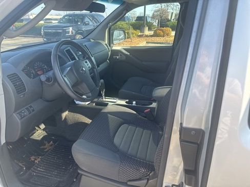 Used 2011 Nissan Frontier SV image 4