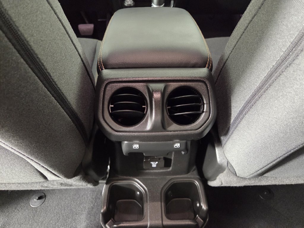 Used 2026 Jeep Wrangler Unlimited Sahara AWD/4WD image 23