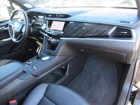 Used 2025 Cadillac XT6 Premium Luxury image 10