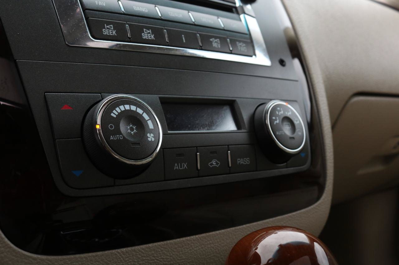 Used 2009 Cadillac DTS w/ Sun And Sound Package FWD image 29