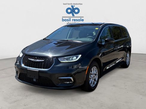 Used 2023 Chrysler Pacifica Touring-L FWD image 2