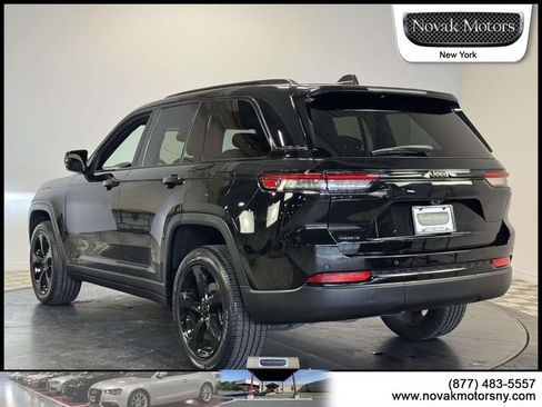 Used 2023 Jeep Grand Cherokee Altitude AWD/4WD image 6