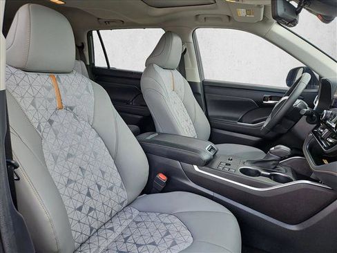 Used 2023 Toyota Highlander Bronze Edition image 23