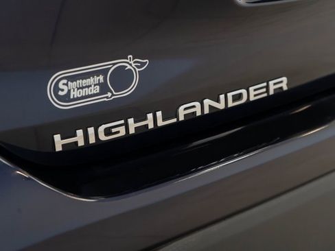 Used 2023 Toyota Highlander L image 9