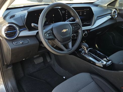 Used 2025 Chevrolet Trax LT image 23