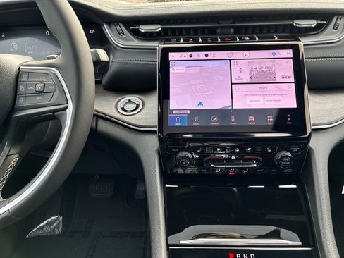 New 2025 Jeep Grand Cherokee Limited w/ Luxury Tech Group II image 18