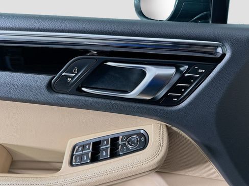 Used 2025 Porsche Macan image 19