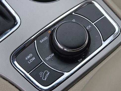 Used 2019 Jeep Grand Cherokee Limited AWD/4WD image 8