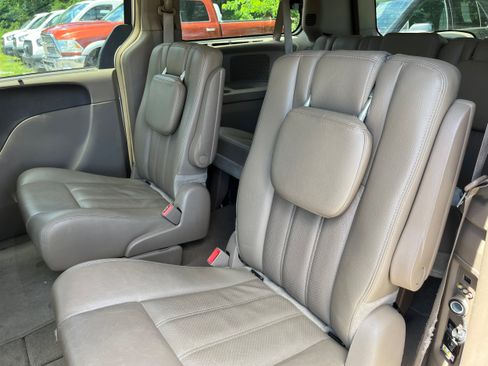 Used 2015 Chrysler Town & Country Touring-L w/ Driver Convenience Group FWD image 11