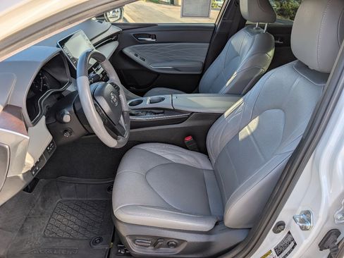 Used 2022 Toyota Avalon Limited w/ Advanced Safety Package image 2