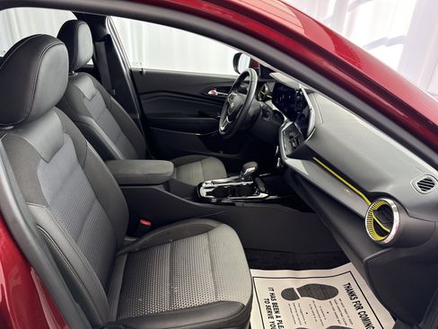 Used 2025 Chevrolet Trax LT w/ Driver Confidence Package image 12