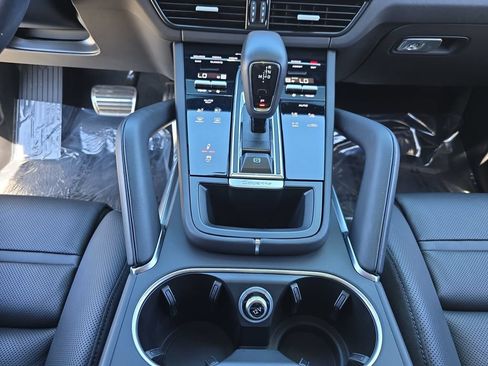 Used 2023 Porsche Cayenne Turbo AWD/4WD image 28