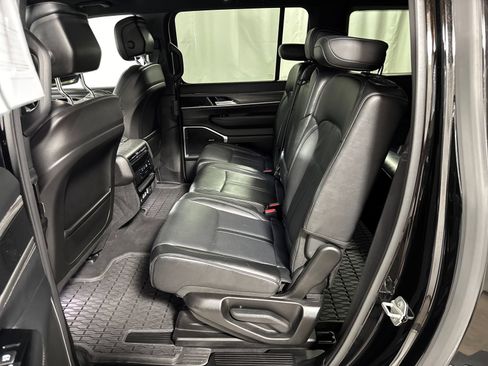 Used 2024 Jeep Wagoneer L Series II w/ Flexible Seating Group AWD/4WD image 5