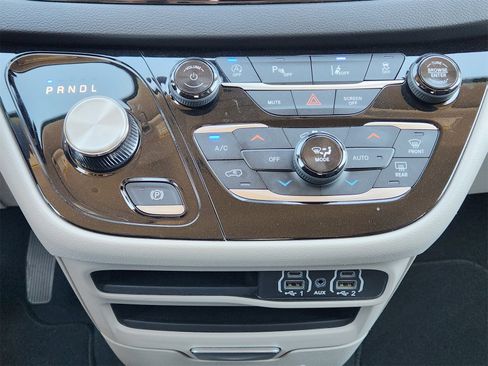 Used 2024 Chrysler Pacifica Touring-L image 19