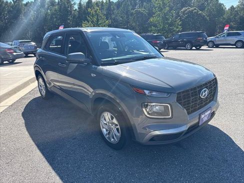 Used 2021 Hyundai Venue SE FWD image 3