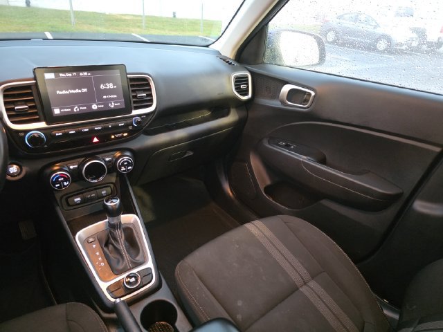 Used 2024 Hyundai Venue SEL FWD image 21
