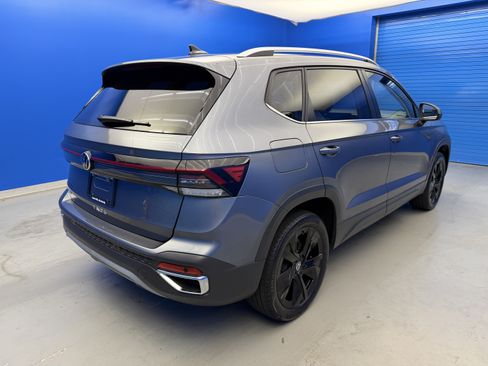 Certified 2025 Volkswagen Taos SE w/ Panoramic Sunroof Package FWD image 7