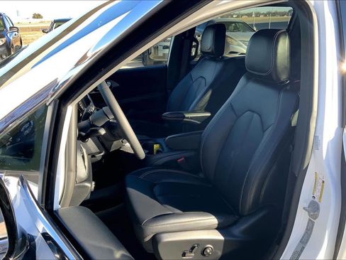 Used 2025 Chrysler Pacifica Select image 7
