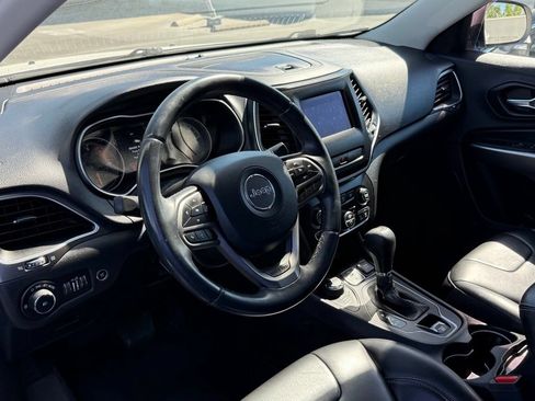 Used 2019 Jeep Cherokee Latitude Plus w/ Comfort/Convenience Group AWD/4WD image 2