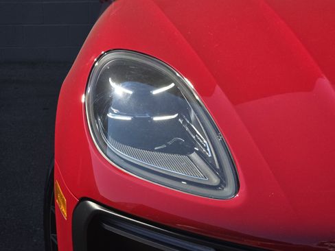 Certified 2025 Porsche Macan image 11