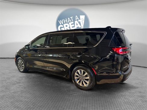 Used 2025 Chrysler Pacifica Select w/ Uconnect Theater Family Group image 6