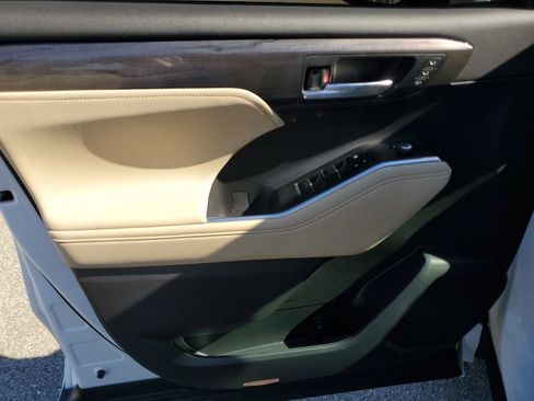 Used 2023 Toyota Highlander Limited image 29