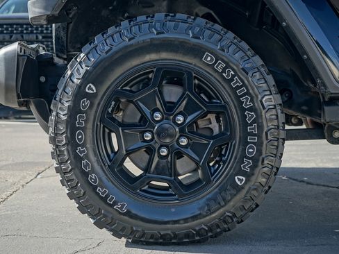 Used 2021 Jeep Gladiator Willys image 10