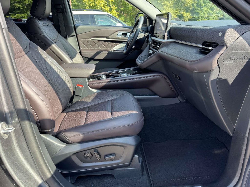 Certified 2026 Ford Explorer Platinum w/ LUX Leather Package AWD/4WD image 15