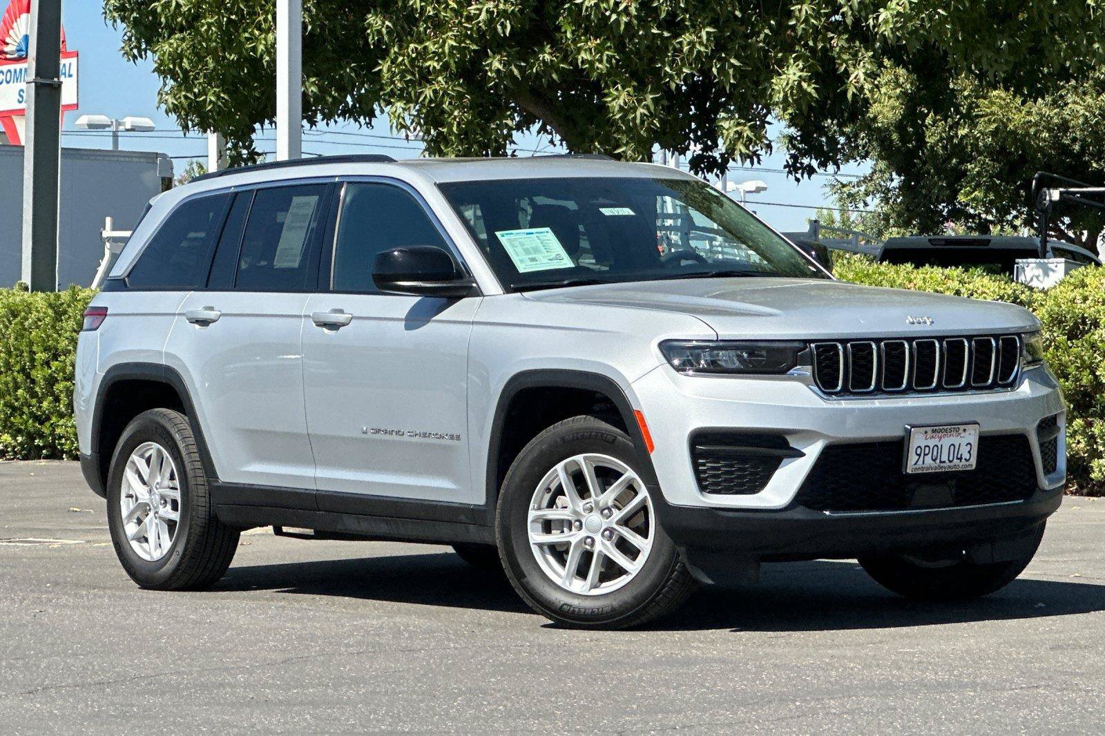 Used 2025 Jeep Grand Cherokee Laredo X w/ Luxury Tech Group I AWD/4WD image 1