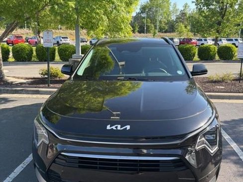 Used 2023 Kia Niro SX Touring FWD image 2