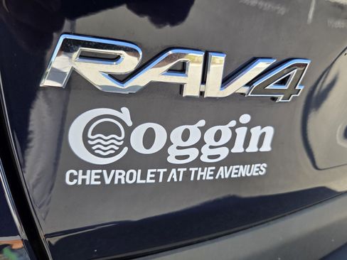 Used 2019 Toyota RAV4 XLE Premium FWD image 16