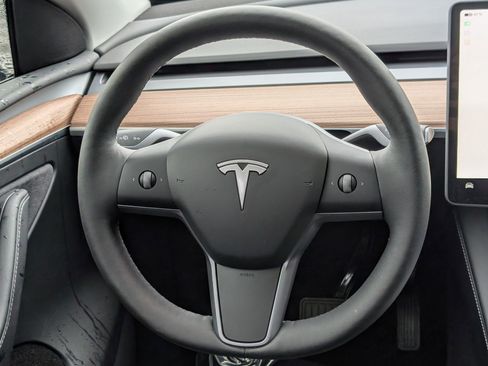 Used 2025 Tesla Model Y Long Range image 17