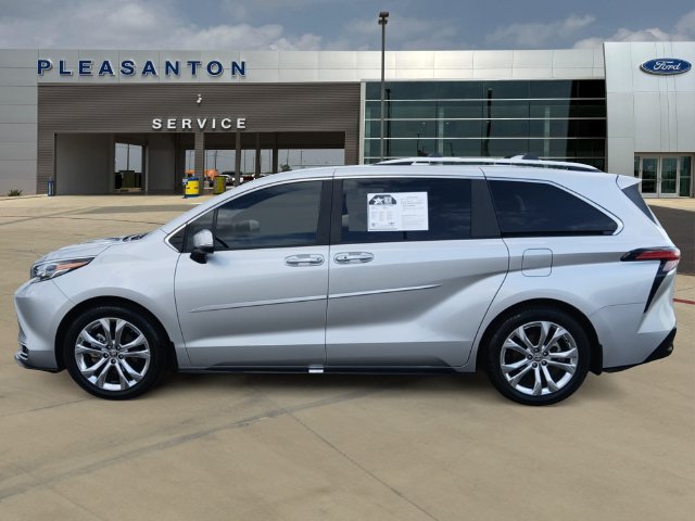 Used 2024 Toyota Sienna Platinum FWD image 2