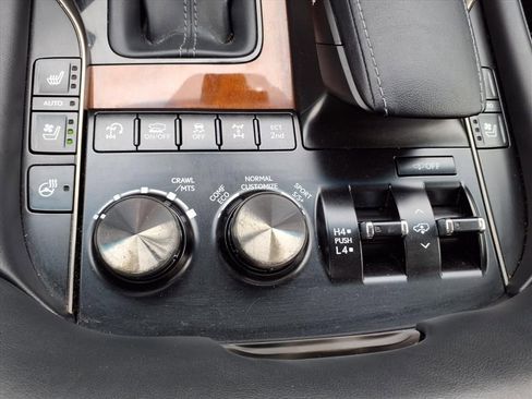 Used 2020 Lexus LX 570 4WD w/ 3rd Row & Luxury Pkg image 14