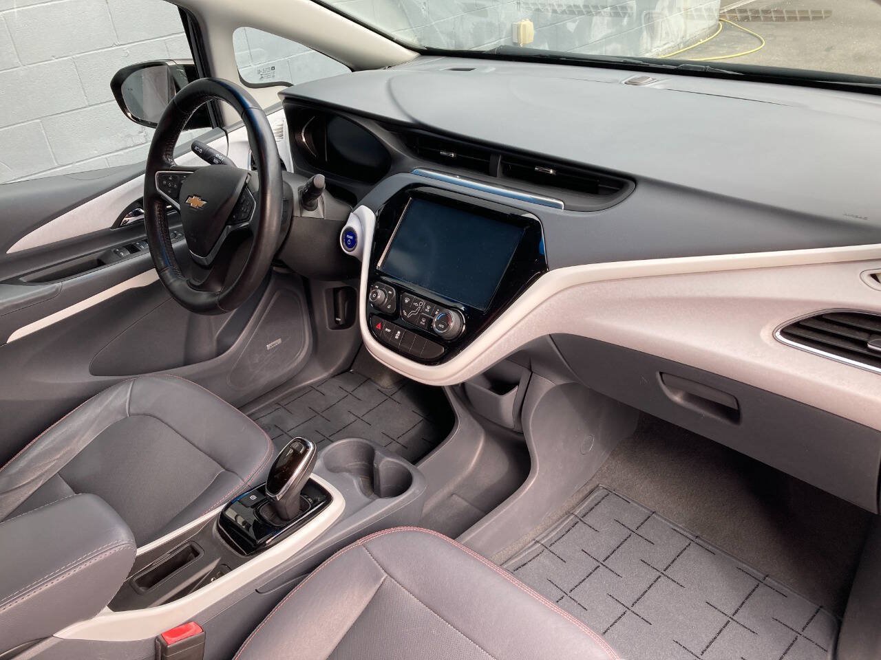 Used 2017 Chevrolet Bolt Premier w/ Driver Confidence II Package FWD image 9