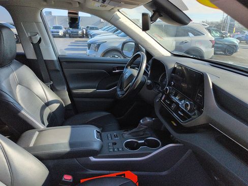 Used 2023 Toyota Highlander XLE image 7