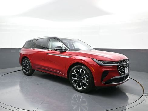 Used 2025 Lincoln Nautilus Reserve image 4