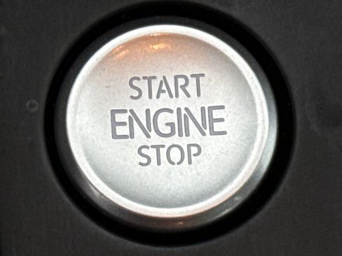 Certified 2025 Volkswagen Jetta SE w/ Sunroof Package image 35