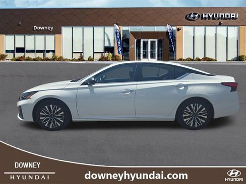 Used 2025 Nissan Altima 2.5 SV FWD image 2