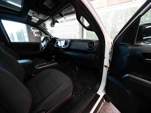 Used 2016 Toyota Tacoma TRD Sport w/ Premium & Technology Package image 25