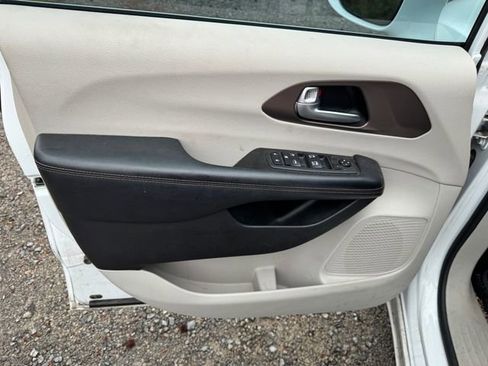 Used 2019 Chrysler Pacifica Touring-L image 13