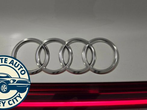 Used 2022 Audi e-tron Premium w/ Convenience Plus Package image 35