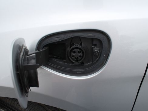 Used 2024 Chrysler Pacifica Select image 21