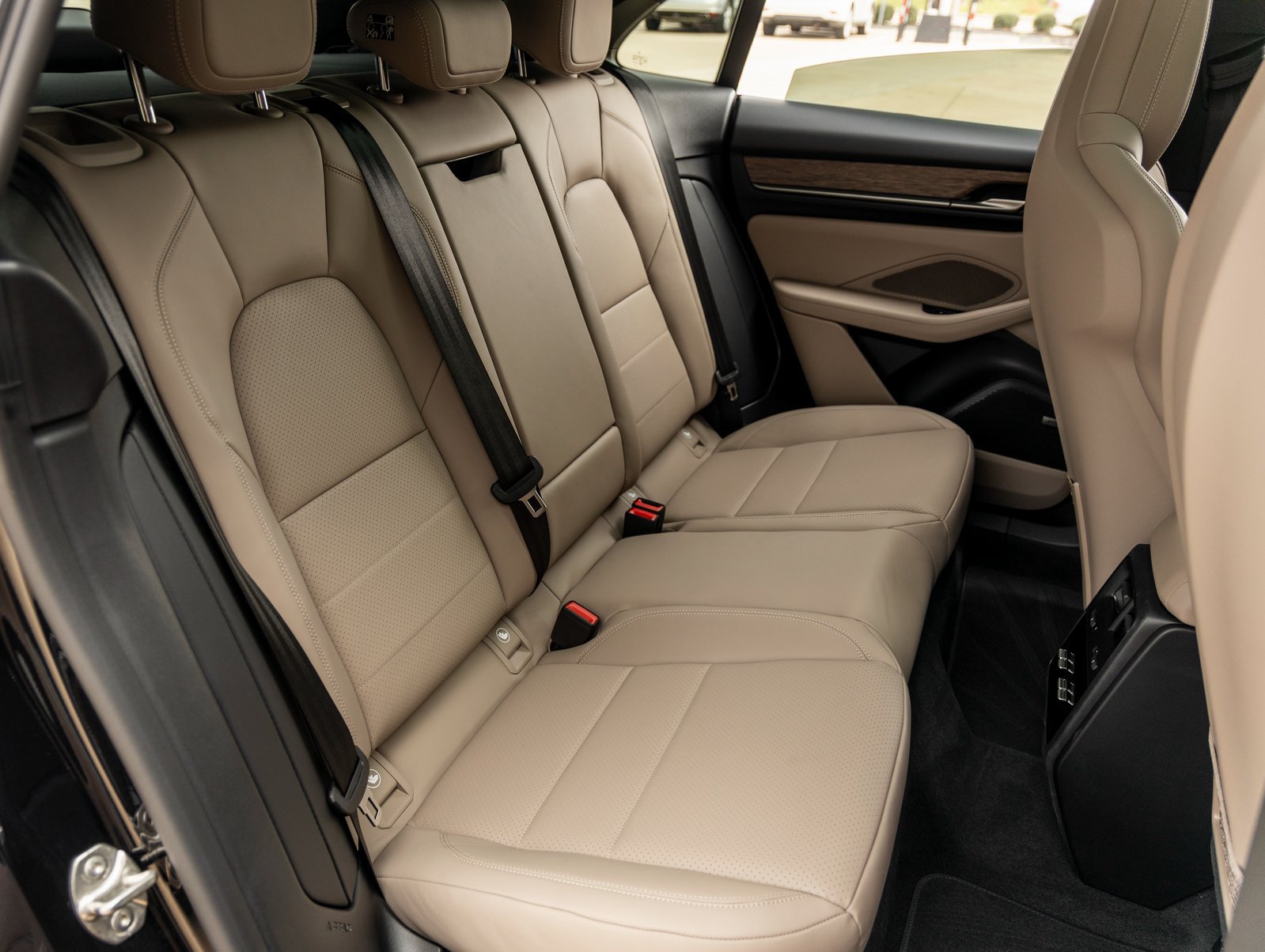 Certified 2025 Porsche Macan 4S Electric AWD/4WD image 42